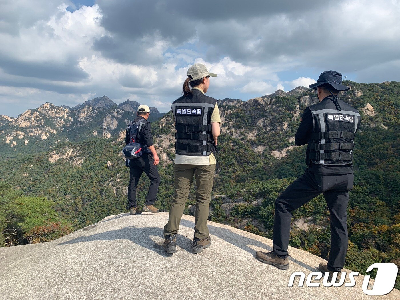 북한산국립공원 특별단속팀. (북한한국립공원사무소 제공)ⓒ 뉴스1
