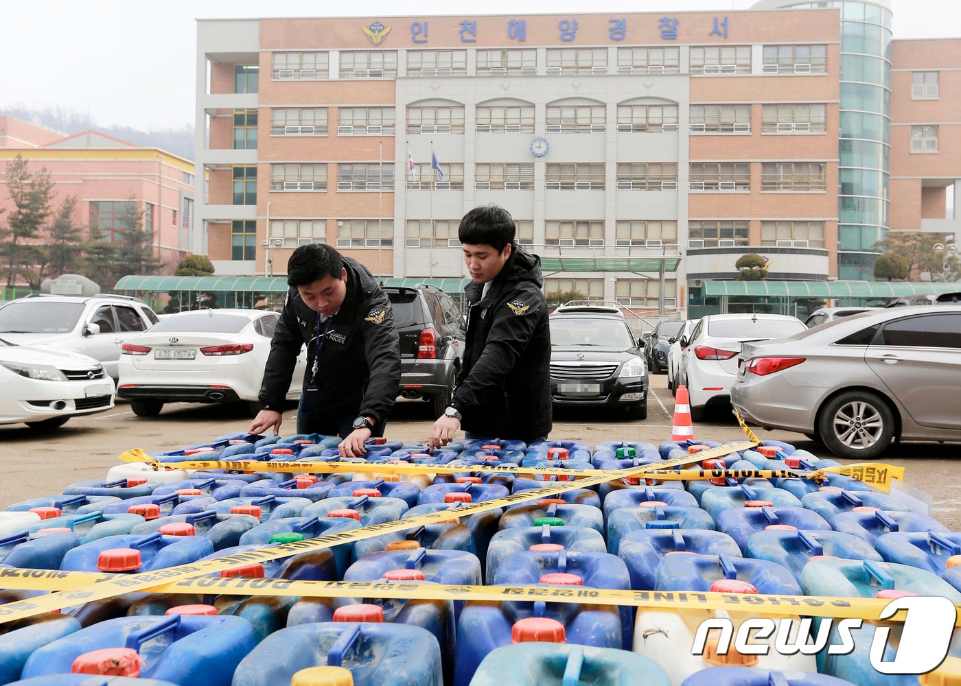 해경대원들이 압수한 무기산을 확인하고 있다.(인천해경제공)ⓒ 뉴스1