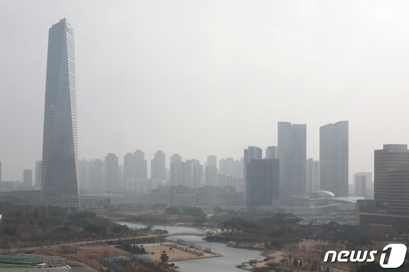  인천시 연수구 송도의 한 도심이 희뿌옇게 보이고 있다./뉴스1 ⓒ News1 정진욱 기자