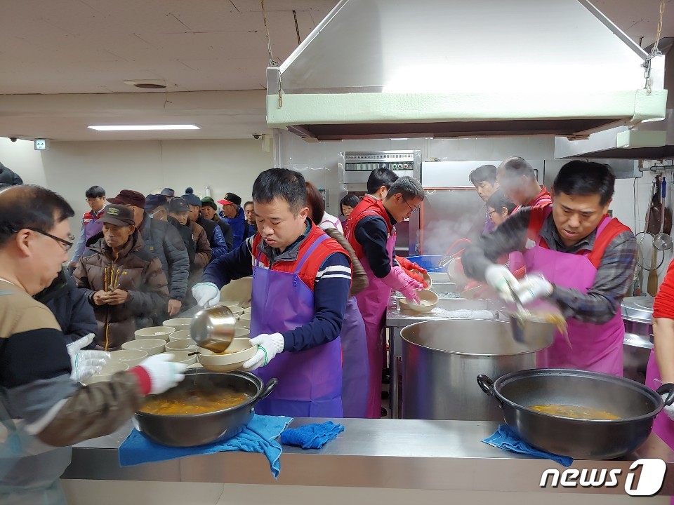 사랑의 점심나누기.(LG화학 청주공장 제공)ⓒ 뉴스1