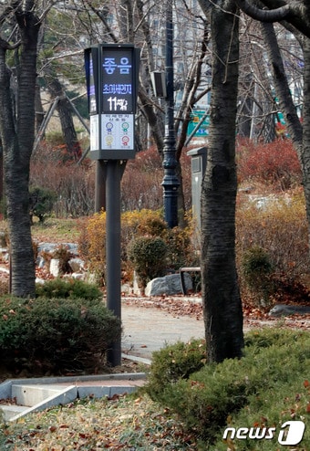 송파구 석촌호수에 설치된 미세먼지신호등.(송파구 제공) ⓒ 뉴스1