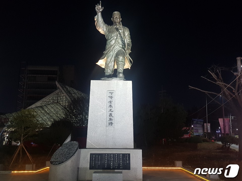 경관등으로 밤에도 환하게 보이는 죽봉 김태원 동상.(광복회 광주전남지부 제공)2019.12.15/뉴스1 ⓒ News1