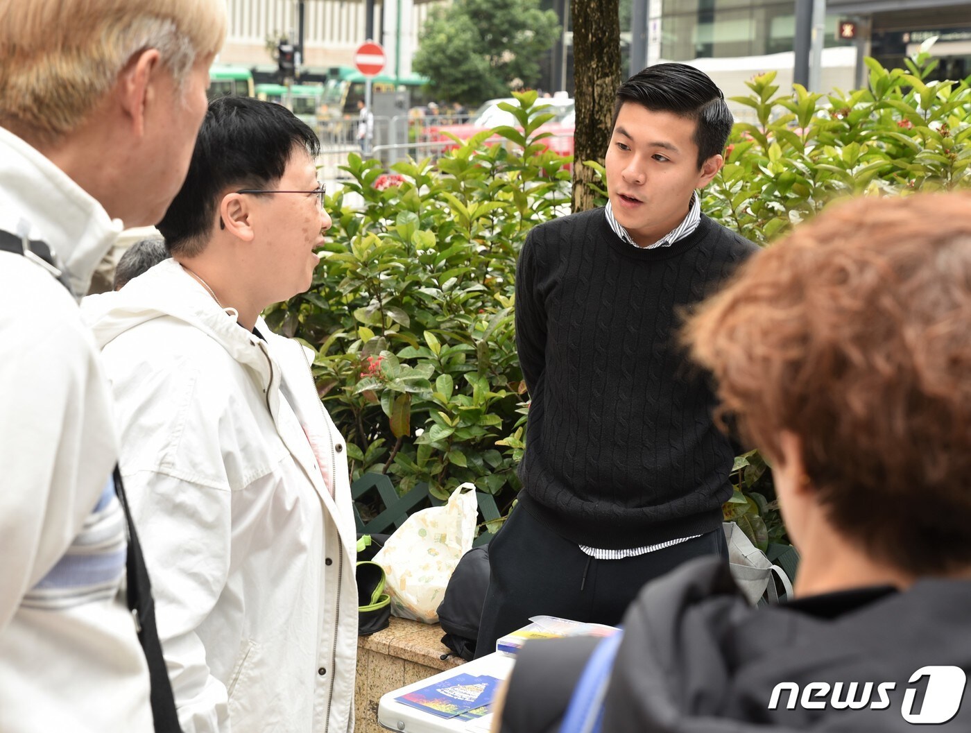 15일 오전&#40;현지시각&#41; 홍콩 케네디 타운역 앞에서 만난 조던 팽 구의원&#40;21, 팽가호&#41;이 민주화 시위 도중 구속 수감된 시위 참여자에게 전달할 크리스마스 카드를 시민들에게 나눠주고 응원 메시지를 받는 캠페인을 벌이면서 시민들과 이야기하고 있다. 2019.12.15/뉴스1 ⓒ News1 황덕현 기자