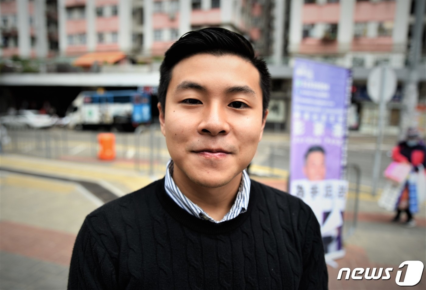 15일 오전&#40;현지시각&#41; 홍콩 케네디 타운역 앞에서 만난 조던 팽 구의원&#40;21, 팽가호&#41;이  민주화 시위 도중 구속 수감된 시위 참여자에게 전달할 크리스마스 카드를 시민들에게 나눠주고 응원 메시지를 받는 캠페인을 벌이고 있다. 2019.12.15/뉴스1 ⓒ News1 황덕현 기자