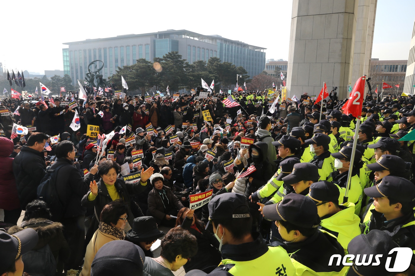 2019년 2월16일 오전 서울 여의도 국회 본청 앞에서 열린 '자유한국당 공수처법 선거법 날치기 저지 규탄대회'에 참석한 보수단체 회원들이 구호를 외치며 경찰 병력과 대치를 하고 있다. 2019.12.16/뉴스1 ⓒ News1 임세영 기자