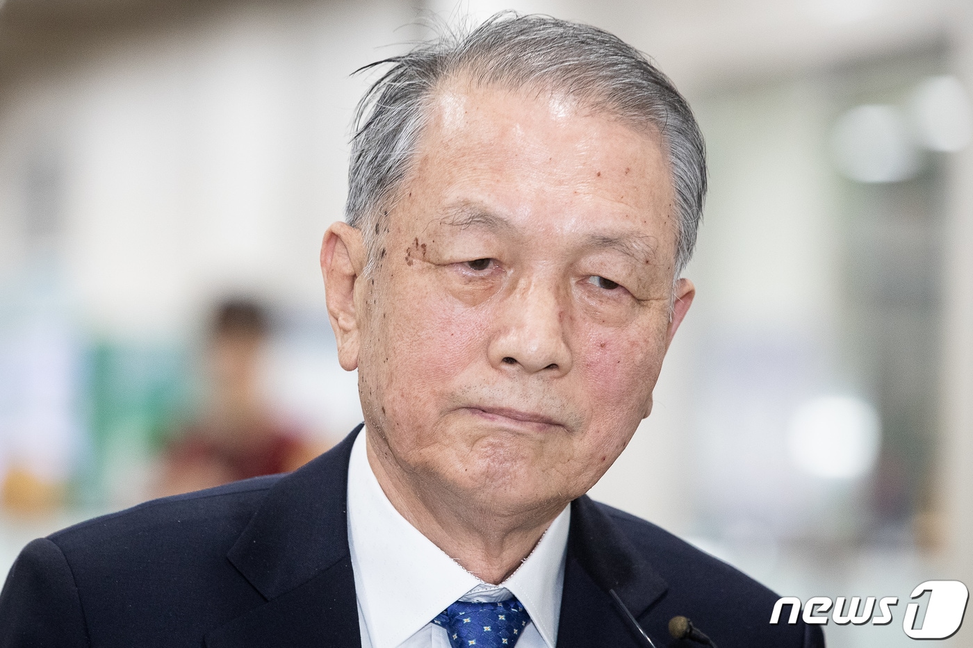 김기춘 전 청와대 비서실장이 16일 서울 서초구 서울고법에서 열린 '세월호 보고 조작' 허위공문서 작성 등 항소심 2회 공판에 출석하고 있다. 2019.12.16/뉴스1 ⓒ News1 유승관 기자
