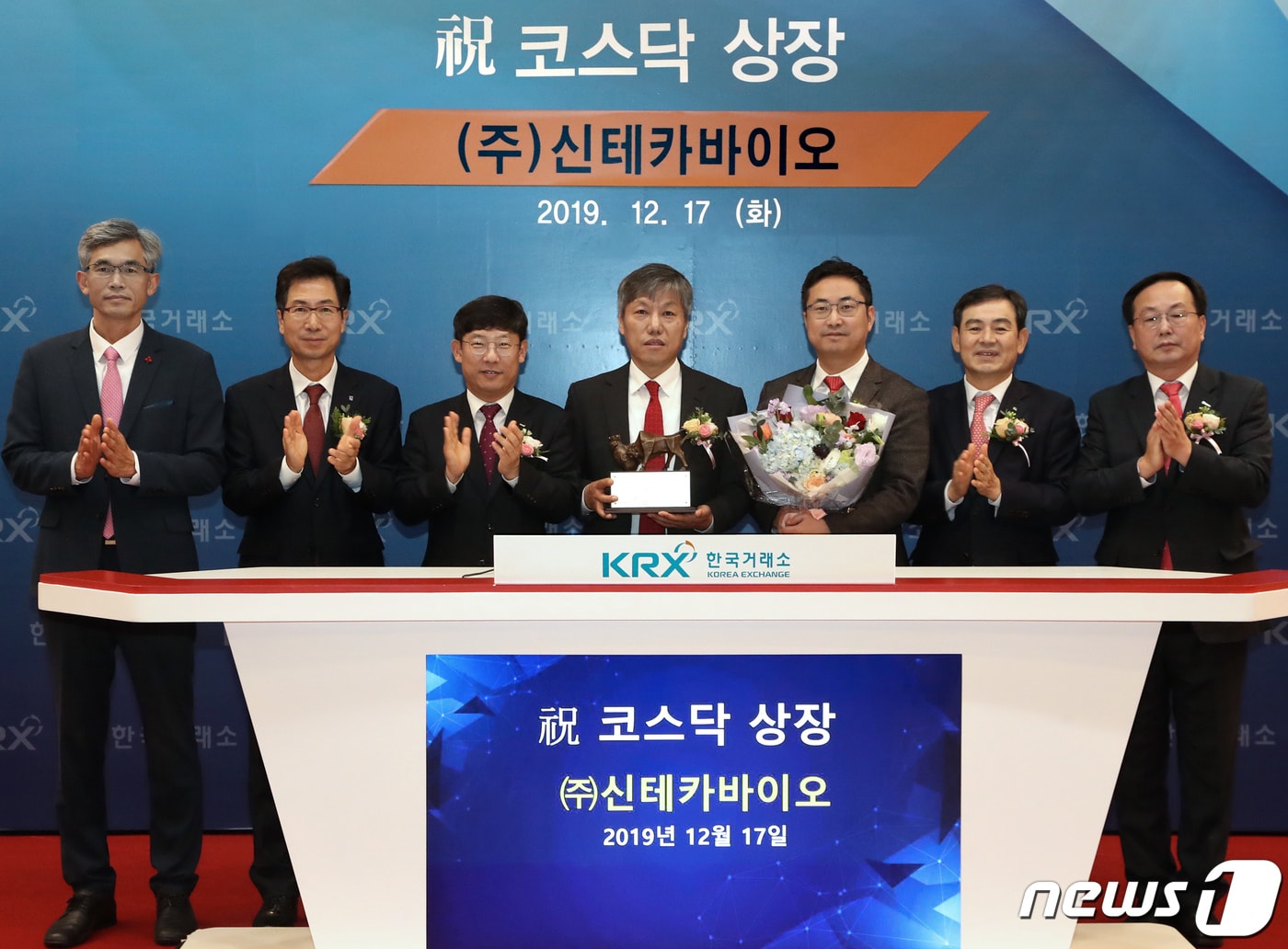 17일 오전 서울 영등포구 한국거래소에서 열린 신테카바이오 코스닥시장 신규상장기념식에서 상장기념패 전달 후 윤병한 연구개발특구진흥재단 본부장(왼쪽부터), 김현철 한국IR협의회 부회장, 정운수 한국거래소 코스닥시장본부장, 정종선 신테카바이오 대표이사, 김태순 신테카바이오 사장, 김성현 KB증권 대표이사, 송윤진 코스닥협회 부회장이 박수치고 있다. (한국거래소 제공) 2019.12.17/뉴스1