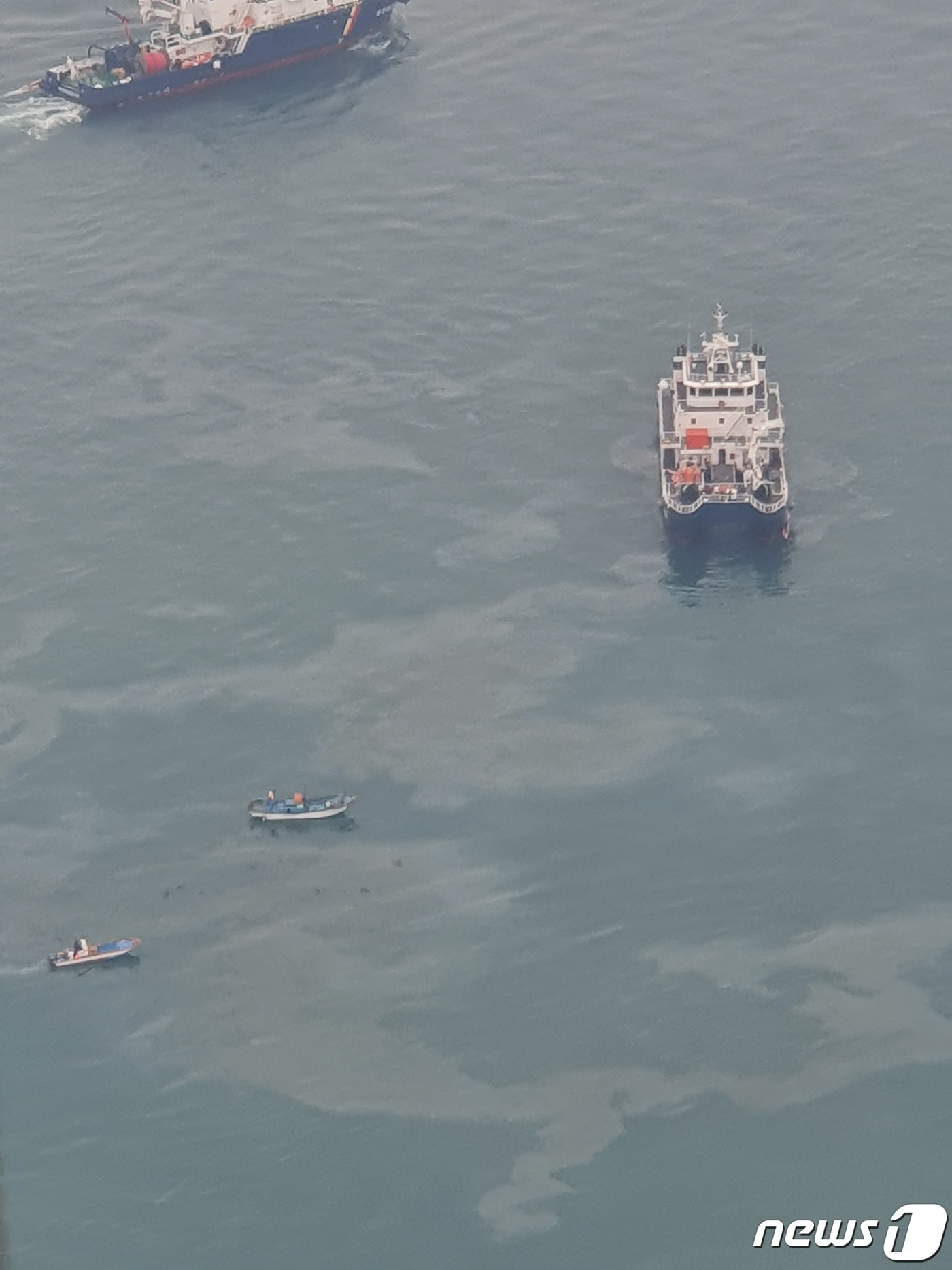 17일 오전 11시35분쯤 전남 광양시 금호동 원료부두에서 급유선 A호가 화물선 B호에 유류를 공급하던 중 벙커C유가 해상으로 유출돼 해경 방제선이 방제작업을 펼치고 있다.(여수해양경찰서 제공)2019.12.17 /뉴스1 ⓒ News1