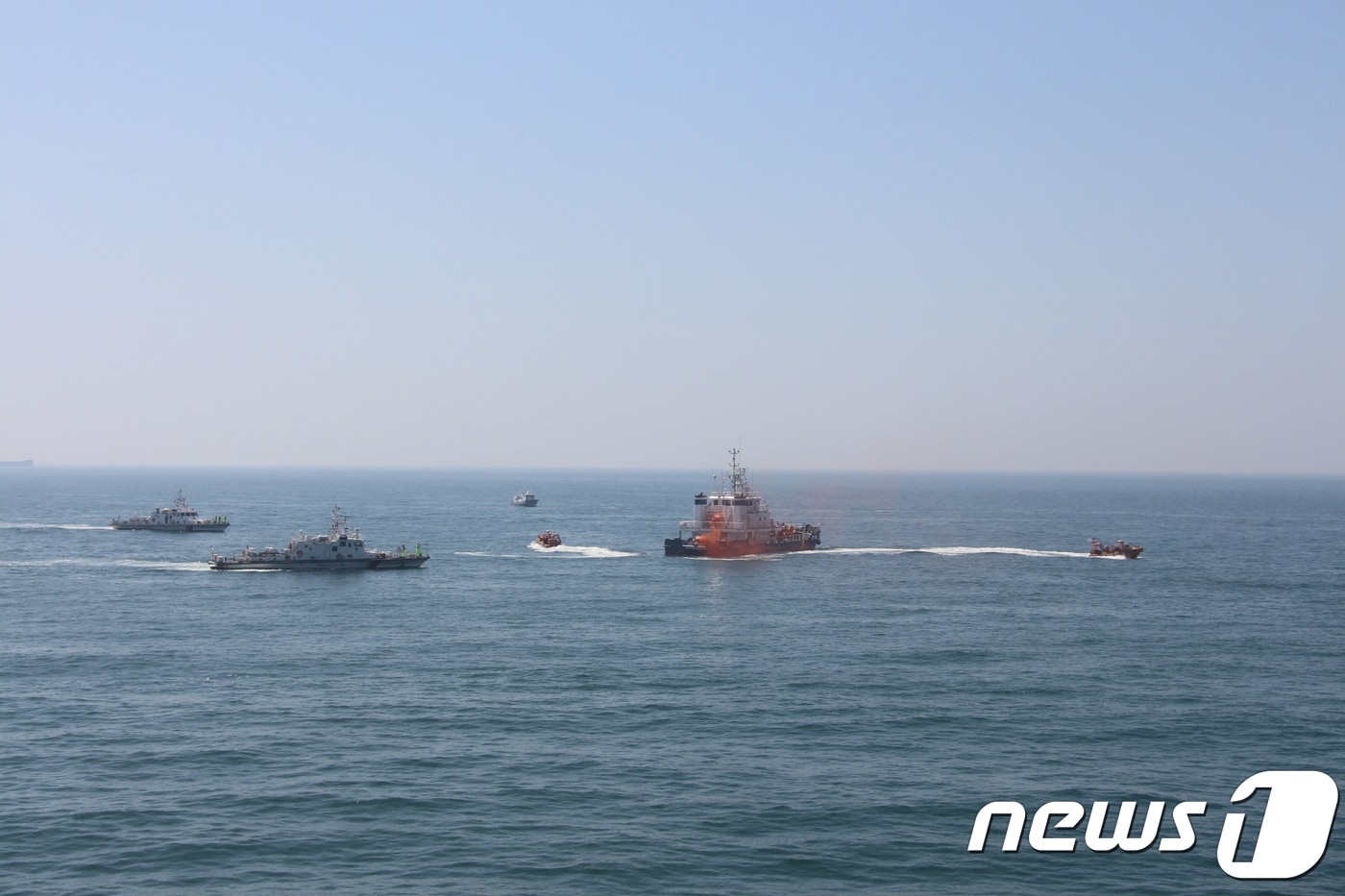 전북 군산해양경찰서는 17일 군산 앞바다에서 전복 선박을 구조하는 실전형 현장 훈련(FTX)을 실시하고 있다.(군산해양경찰서 제공) 2019.12.17 /뉴스1