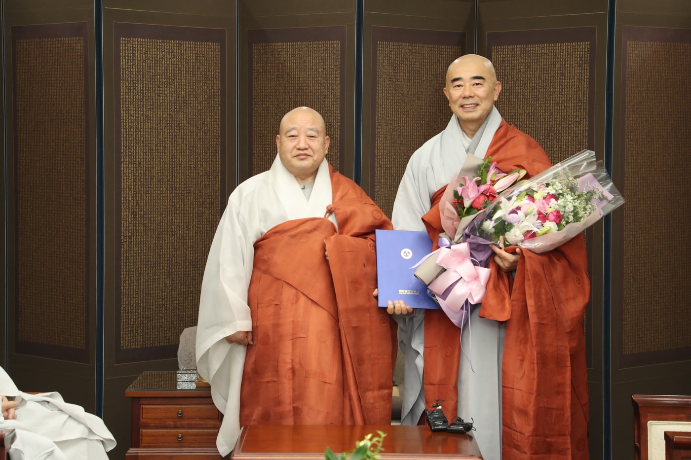 대한불교조계종 총무원장 원행 스님(왼쪽)과 월정사 주지로 임명된 정념 스님.(대한불교조계종 제공)ⓒ 뉴스1