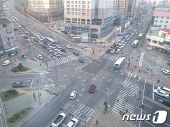 경남 진주시가 출퇴근 상습 정체구간인 10호광장, 진주교 등의 도로환경 개선을 위해 빠르면 내년 상반기 공사를 착공할 예정이다. 사진은 10호광장 교차로. ⓒ 뉴스1