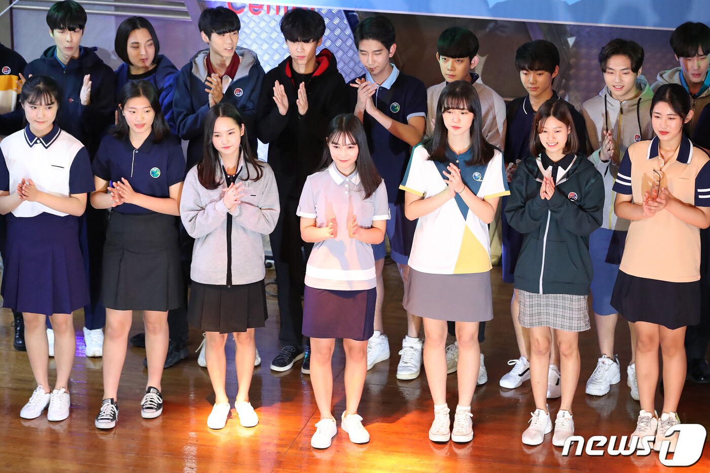 대구시교육청은 올해 중·고교 신입생 약 4만2000여명에게 교복을 지원한다고 27일 밝혔다. 사진은 2019년 12월 대구 중구 반월당 메트로센터 공연장에서 열린 '2019 착한교복 전시회·런웨이' 행사. 2019.12.18/뉴스1 ⓒ News1 자료 사진