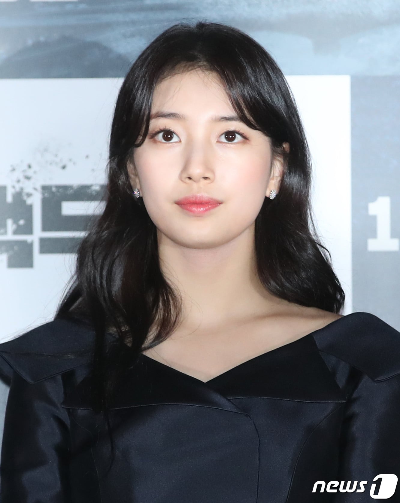 배우 배수지가 18일 오후 서울 용산CGV에서 열린 영화 '백두산'(감독 이해준, 김병서) 언론 시사회에 참석해 매력을 발산하고 있다. '백두산'은 남과 북 모두를 집어삼킬 초유의 재난인 백두산의 마지막 폭발을 막아야 하는 사람들의 이야기를 그린 작품이다. 2019.12.18/뉴스1 ⓒ News1 권현진 기자