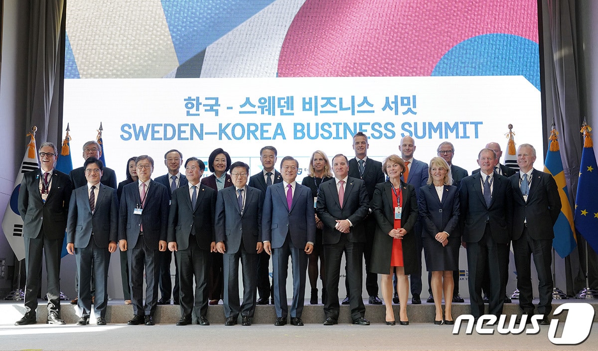 문재인 대통령과 스테판 뢰벤 스웨덴 총리가 18일 서울 송파구 롯데 시그니엘 호텔에서 열린 한국-스웨덴 비즈니스 서밋에서 참석자들과 기념촬영을 하고 있다. (청와대 제공)2019.12.18/뉴스1