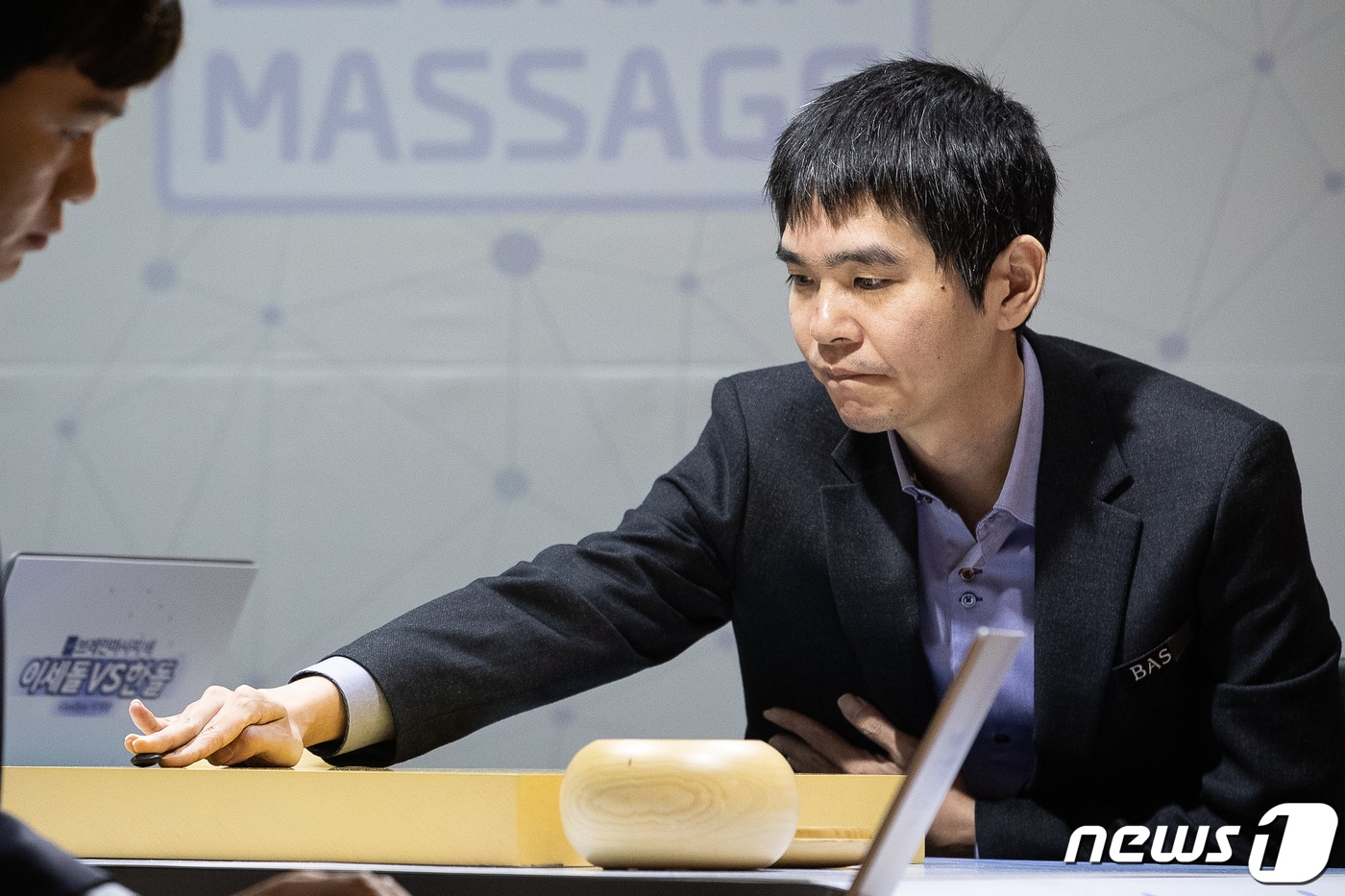 이세돌 9단이 19일 서울 강남구 바디프랜드 사옥에서 열린 은퇴대국 제2국에서 한국형 알파고라 불리는 NHN AI '한돌'과 맞대결을 펼치고 있다. 2019.12.19/뉴스1 ⓒ News1 유승관 기자