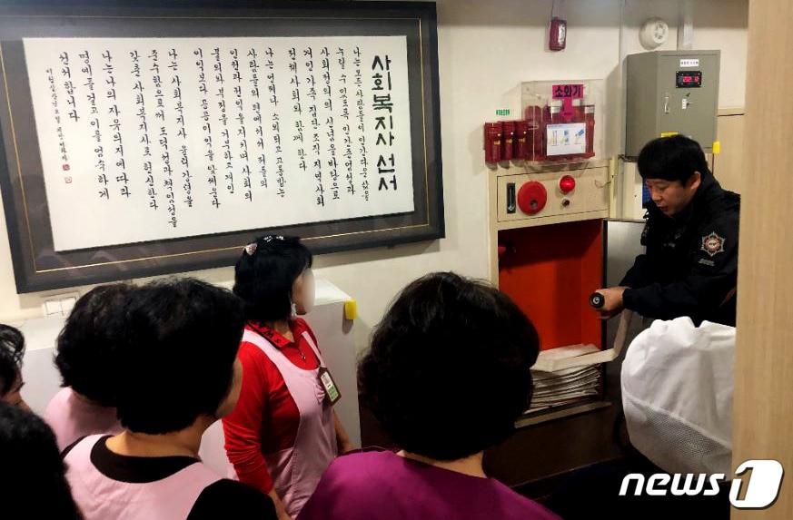 김포소방서 대원이 요양병원 관계자들에게 소방교육을 하고 있다.(김포소방서제공)ⓒ 뉴스1