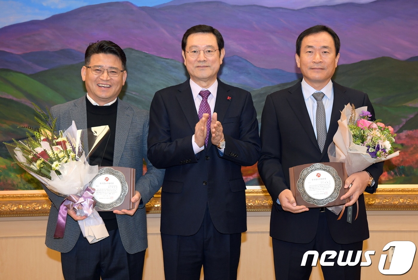 이용섭 광주시장은 2일 '2019년 광주광역시 우수중소기업인'으로 선정된 (주)하나텍 홍범석 대표(오른쪽)와 (주)베비에르에프앤비 마옥천 대표(왼쪽) 등 2명에 대해 광주광역시장 상패를 수여했다 ⓒ 뉴스1