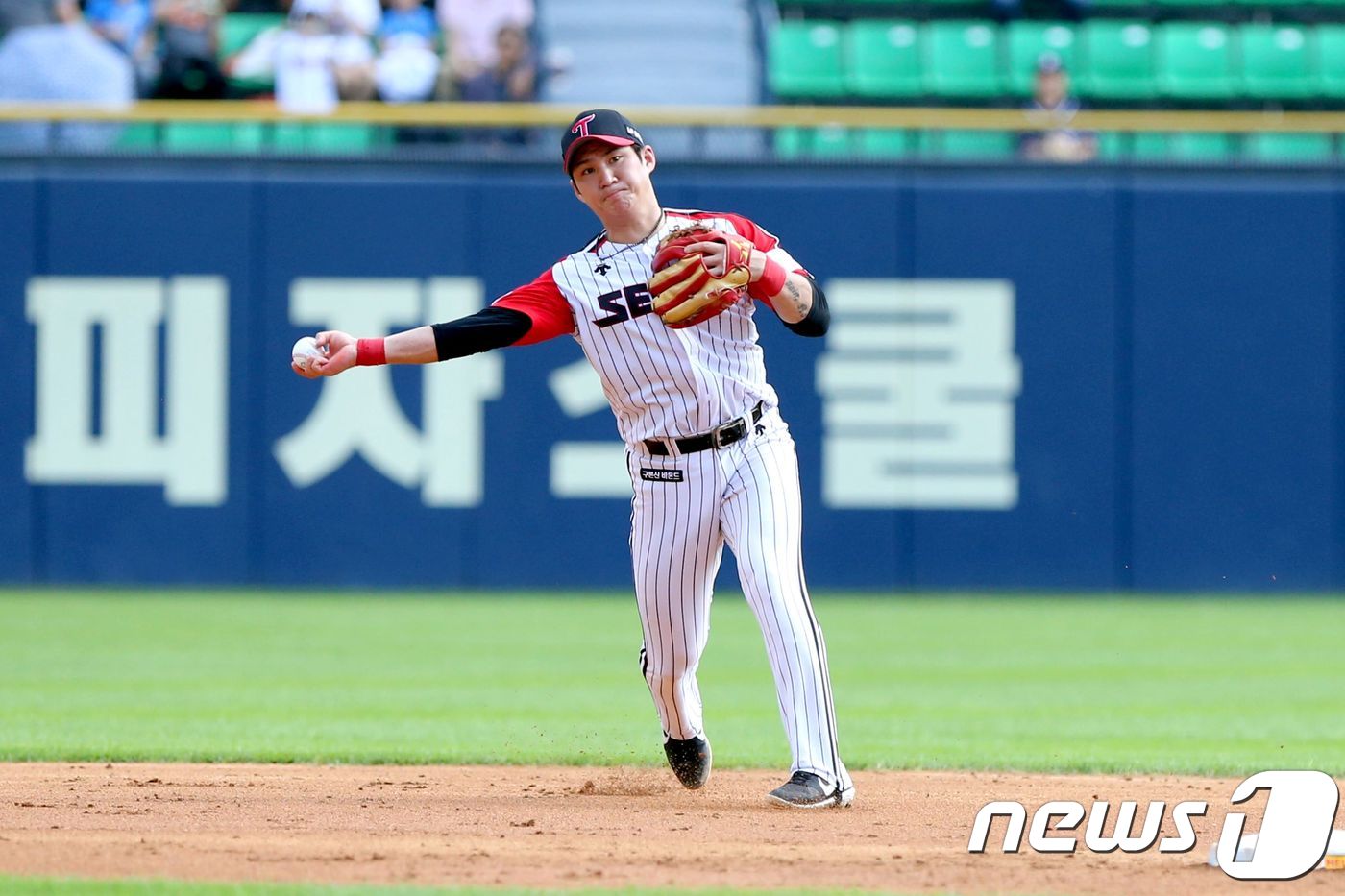 LG 트윈스가 주전 유격수 오지환과 4년 총액 40억원에 FA 계약을 체결했다. (LG 트윈스 제공) ⓒ 뉴스1