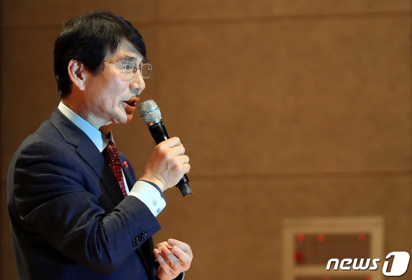 박선규 전 영월군수가 21일 강원 영월스포츠파크실내체육관에서 열린 출판기념회 '도전 앞에 한계는 없다'에서 인사말을 전하고 있다. 2019.12.21/뉴스1 ⓒ News1 박하림 기자