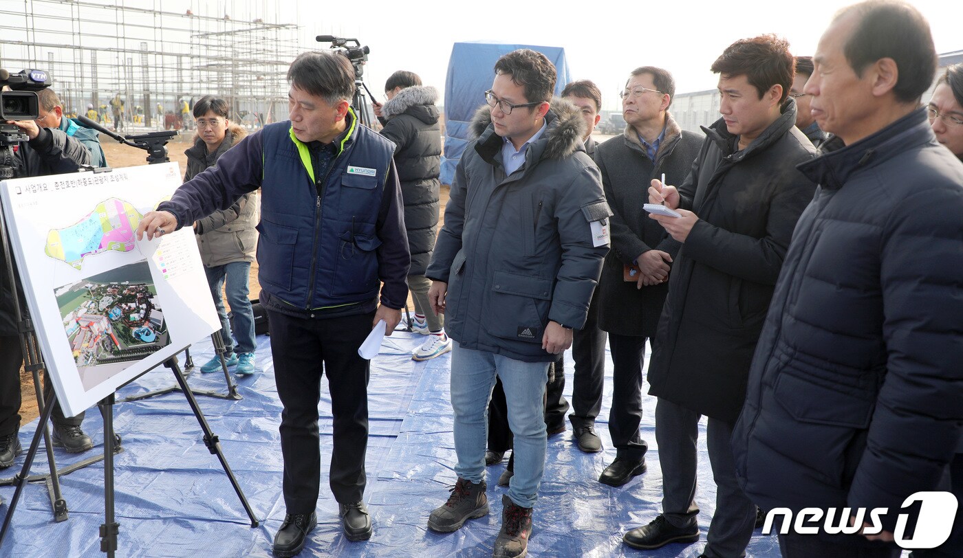 지난 2019년 12월 23일 오전 강원 춘천시 레고랜드 테마파크 공사현장에서 최문순 도지사(오른쪽)가 공사 진행상황에 대한 설명을 듣고 있다.(자료사진)/뉴스1 DB