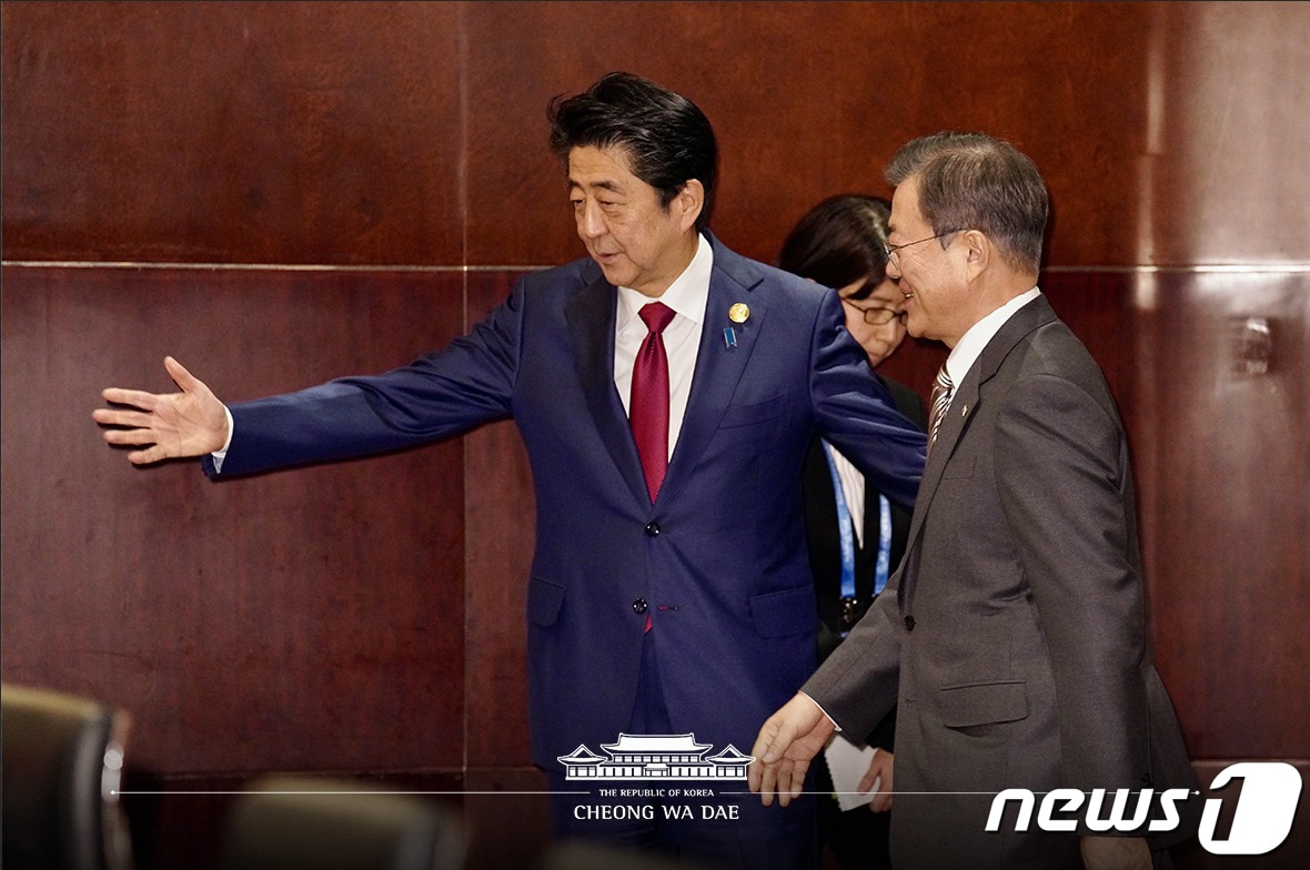 문재인 대통령과 아베 신조 일본 총리가 24일 중국 쓰촨성 청두 샹그릴라 호텔에서 열린 한일 정상회담에 앞서 기념촬영 자리로 향하고 있다. (청와대 제공) 2019.12.24/뉴스1
