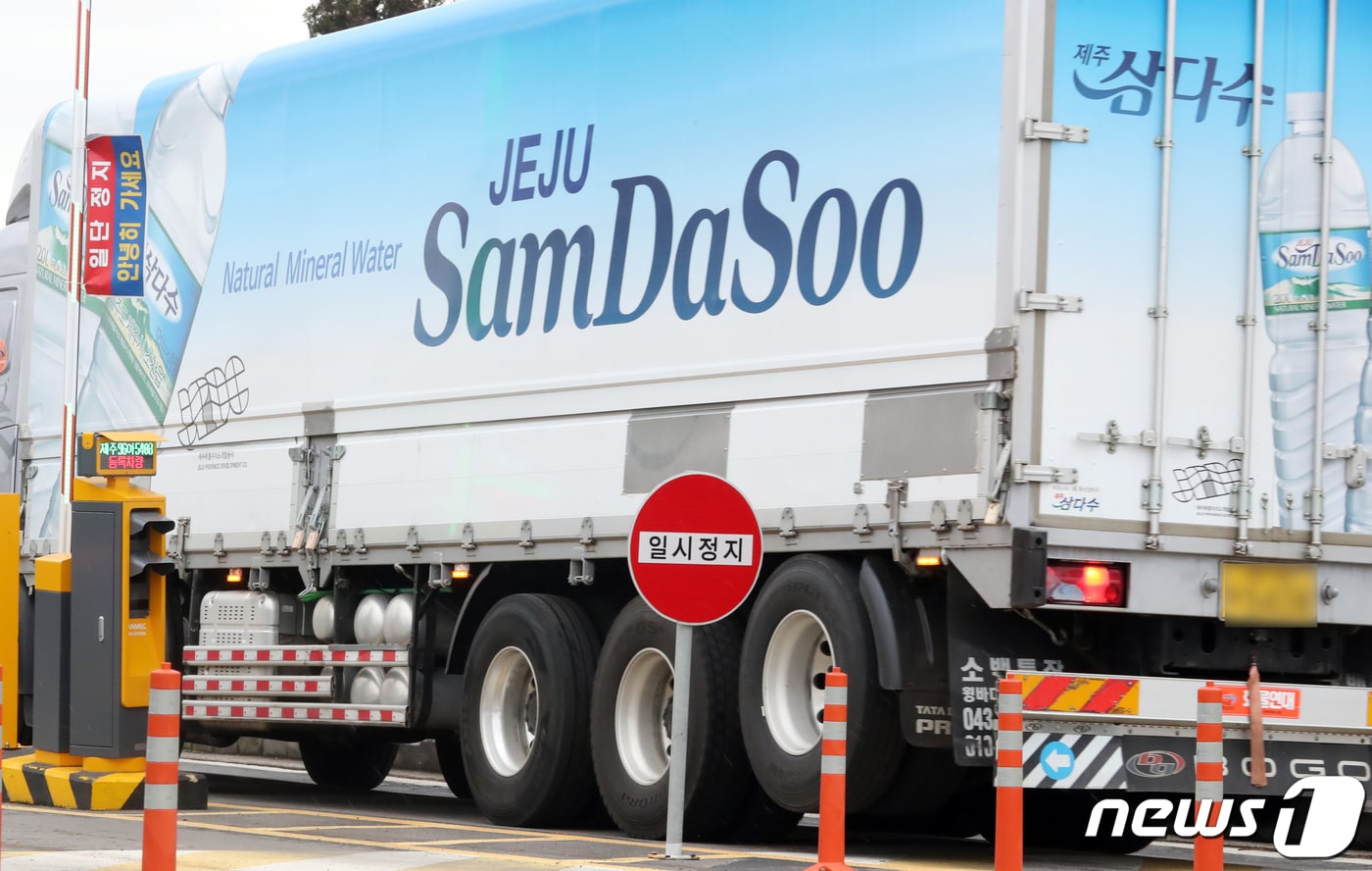 제주삼다수 운송 화물차. / 뉴스1 