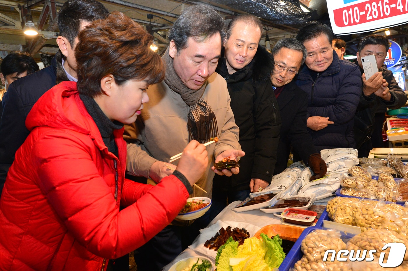 이낙연 국무총리가 28일 오전 경북 포항시 북구 흥해읍 전통시장에서 상인이 건네 준 과메기를 맛보고 있다. 이 총리는 지진 피해 이재민 이주시설과 지진트라우마 센터, 흥해전통시장을 방문해 지진으로 힘들어하고 있는 시민들을 격려했다. 2019.12.28/뉴스1 ⓒ News1 최창호 기자