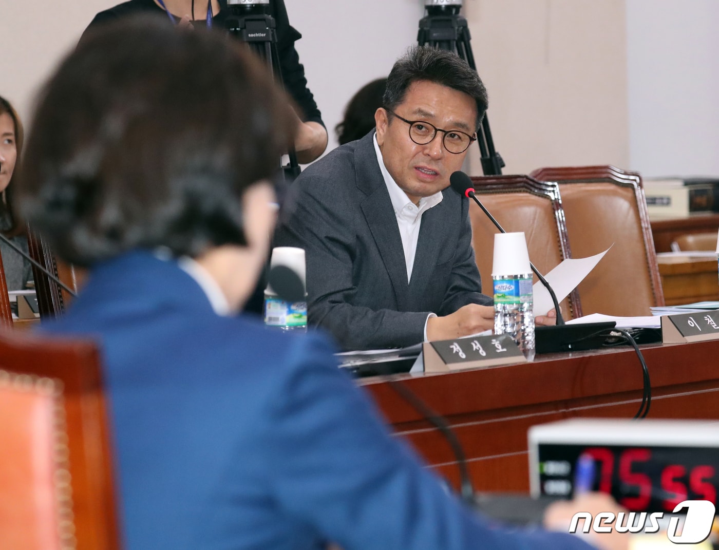 이철희 전 더불어민주당 의원이 30일 서울 여의도 국회에서 열린 추미애 법무부장관 후보자에 대한 인사청문회에서 질의를 하고 있다. 2019.12.30/뉴스1 ⓒ News1 김명섭 기자