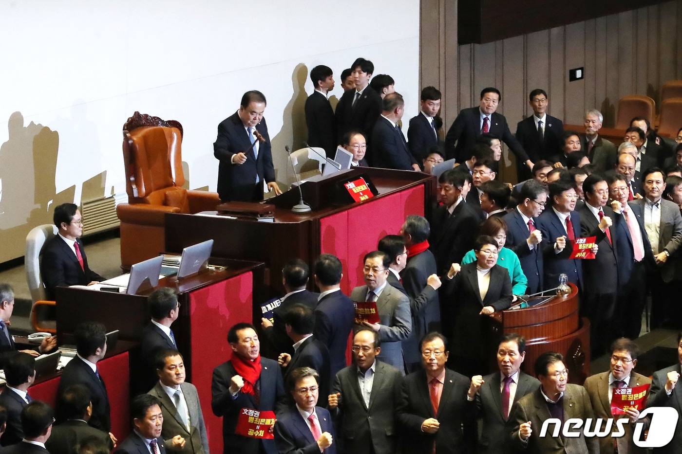 지난 2019년 12월 30일 문희상 당시 국회의장이 서울 여의도 국회 본회의장에서 열린 제374회 국회(임시회) 제1차 본회의에서 의사봉을 두드리고 있다. 자유한국당(현 국민의힘) 의원들이 국회의장석을 둘러싸고 회의 진행에 강하게 반발하고 있다. 2019.12.30/뉴스1 ⓒ News1 임세영 기자