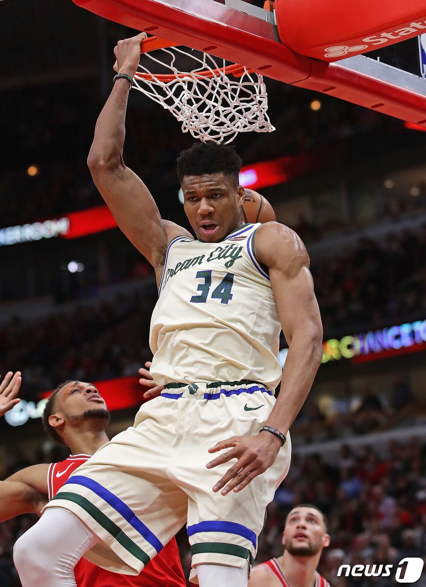 '그리스 괴인' 야니스 안테토쿤보가 31일(한국시간) 미국 일리노이주 시카고 유나이티드센터에서 열린 2019-20 미국프로농구(NBA) 시카고와 원정 경기에서 복귀전을 치러 맹활약했다. ⓒ AFP=뉴스1