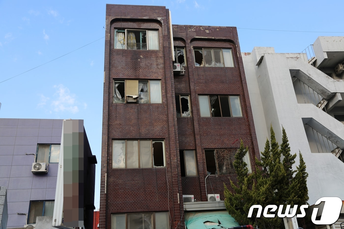 아산의 한 여관에서 4일 오후 1시 51분께 불이 나 투숙객 등 7명이 다쳤다.(아산소방서 제공)ⓒ 뉴스1