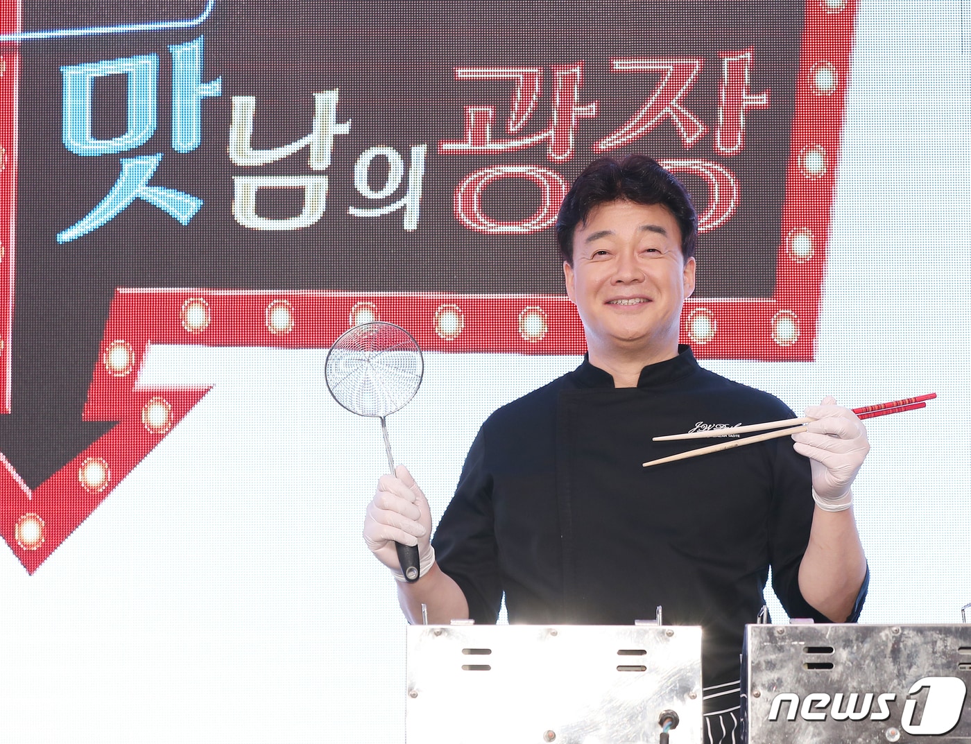 요리연구가 백종원이 5일 오전 서울 양천구 목동 르비제 오르세홀에서 열린 SBS 새 예능 '맛남의 광장' 요리 시연회에서 포즈를 취하고 있다. '맛남의 광장'은 지역의 특산품이나 로컬푸드를 이용해 기존에 맛볼 수 없었던 신메뉴를 개발, 휴게소, 철도역, 공항 등 유동인구가 많은 만남의 장소에서 교통 이용객들에게 선보이는 프로그램이다. 2019.12.5/뉴스1 ⓒ News1 김진환 기자