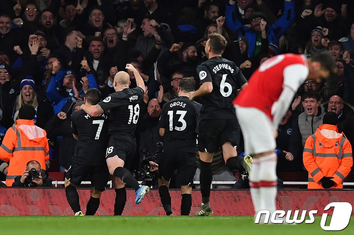 브라이튼 선수들이 두 번째 골을 넣고 기뻐하는 모습. ⓒ AFP=뉴스1