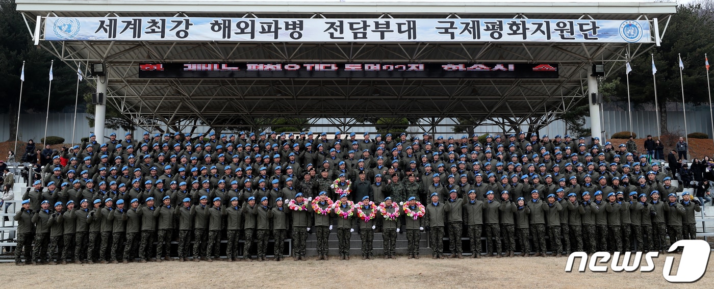 9일 오전 인천시 계양구 육군 국제평화지원단에서 열린 동명부대 23진 환송식에서 부대원들이 파이팅을 외치고 있다. 23진은 레바논으로 8개월간 파병돼 유엔 평화유지활동(PKO) 임무를 수행한다. 2019.12.9/뉴스1 ⓒ News1 정진욱 기자