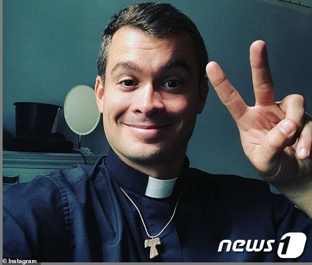 크리스토퍼 리 신부 (인스타그램) ⓒ 뉴스1