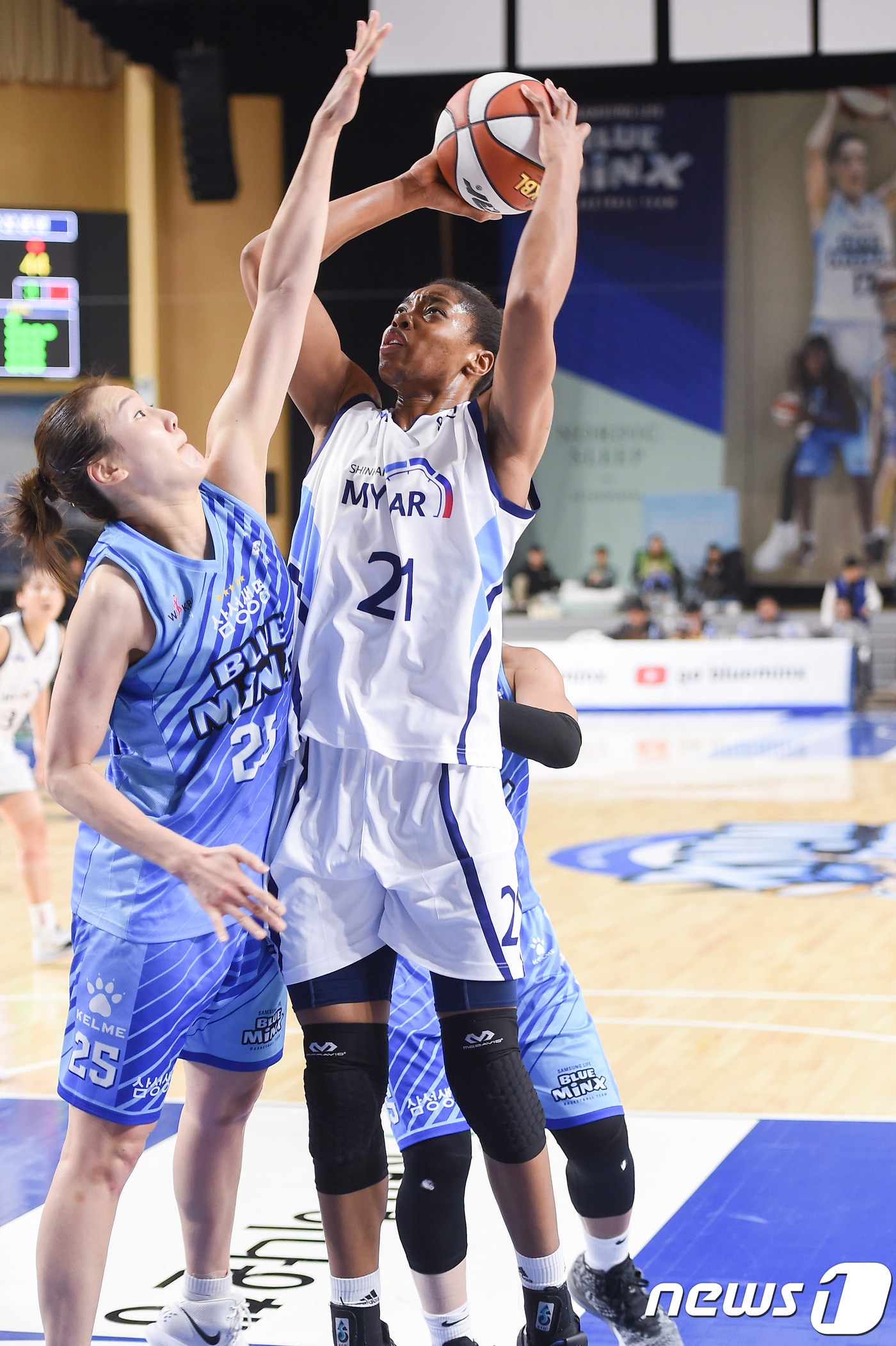 신한은행의 비키바흐가 9일 용인실내체육관에서 열린 '하나원큐 2019-20 여자프로농구' 삼성생명과 경기에서 슛을 시도하고 있다. (WKBL 제공)ⓒ 뉴스1