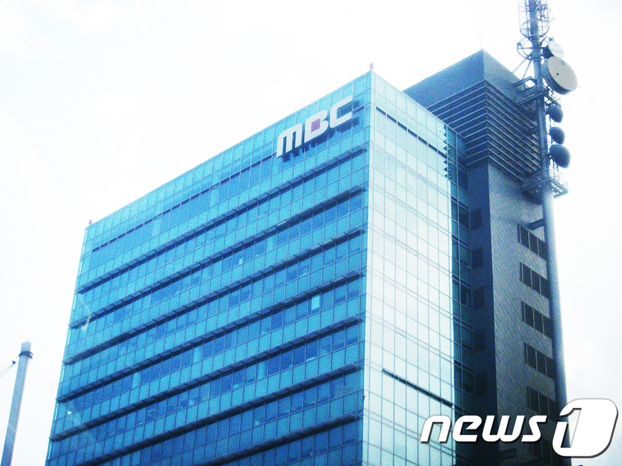대구의 주요 도심 주요 네거리인 MBC네거리의 명칭이 올해 중으로 변경될 것으로 보인다. 대구MBC 사옥이 범어동에서 욱수동으로 이전함에 따라 지난해 하반기부터 명칭을 변경해야 한다는 의견이 나와서다. 새 명칭은 주민 제안을 통해 '신범어네거리', '문화네거리'로 압축됐다. 이와 별개로 서구 이현삼거리의 명칭도 '서대구역네거리'로 변경될 것으로 보인다.(사진은 기사 내용과 무관함) / 뉴스1 ⓒ News1 DB