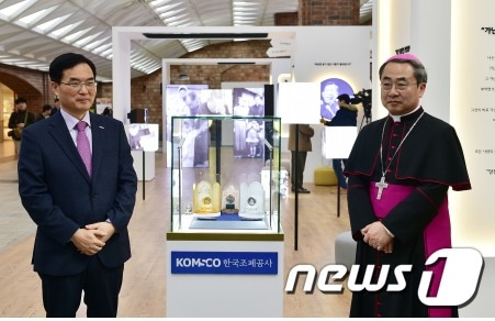 한국조폐공사는 김수환 추기경 선종 10주년을 맞아 11일 명동대성당 1898광장에서 기념메달 3종을 출시하고, 김수환 추기경의 뜻을 기리기 위해 재단법인 바보의나눔과 기념메달 판매 수익금 일부를 기부하기로 약정을 체결했다. 사진 오른쪽 조용만 한국조폐공사 사장, 왼쪽 손희송 재단법인 바보의나눔 이사장(주교) ⓒ 뉴스1