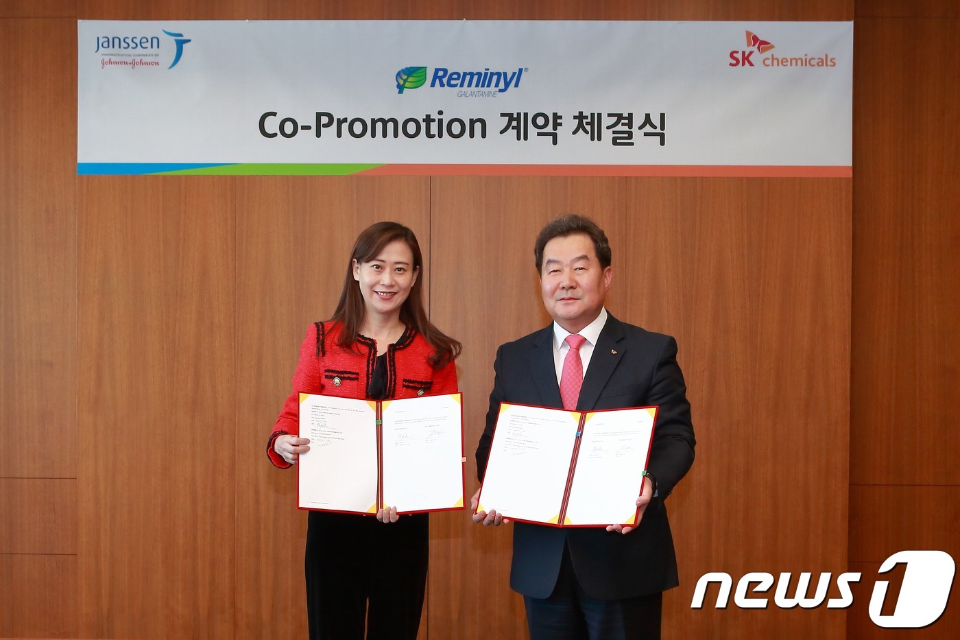 전광현(오른쪽) SK케미칼 라이프사이언스 비즈 사장과 제니정(Jenny Zheng) 한국얀센 사장이 치매치료제 '레미닐'의 국내판매 협약을 체결했다.ⓒ 뉴스1