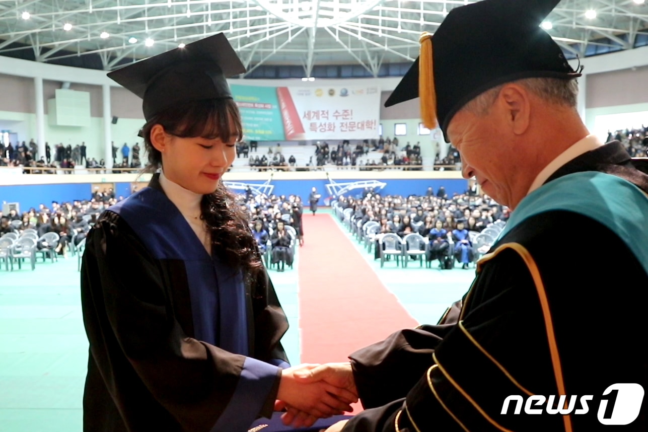 13일 오전 강원 춘천시 한림성심대학교 일송체육관에서 열린 학위수여식에서 우형식 총장이 졸업생에게 학위를 수여하고 악수를 하고 있다. (한림성심대학교 제공) 2019.2.13/뉴스1 ⓒ News1 김경석 기자