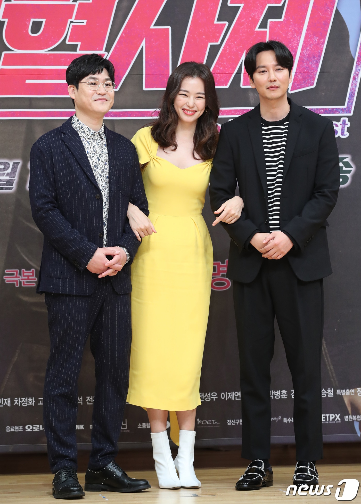 배우 김성균(왼쪽부터), 이하늬, 김남길이 15일 오후 서울 목동SBS에서 열린 금토드라마 ‘열혈사제’(극본 박재범/연출 이명우) 제작발표회에 참석해 포즈를 취하고 있다. ‘열혈사제’는 다혈질 가톨릭 사제 김해일(김남길 분)과 바보 형사 구대영(김성균 분)이 살인 사건으로 만나 어영부영 공조 수사를 시작하는 익스트림 코믹 수사극이다. 2019.2.15/뉴스1 ⓒ News1 권현진 기자