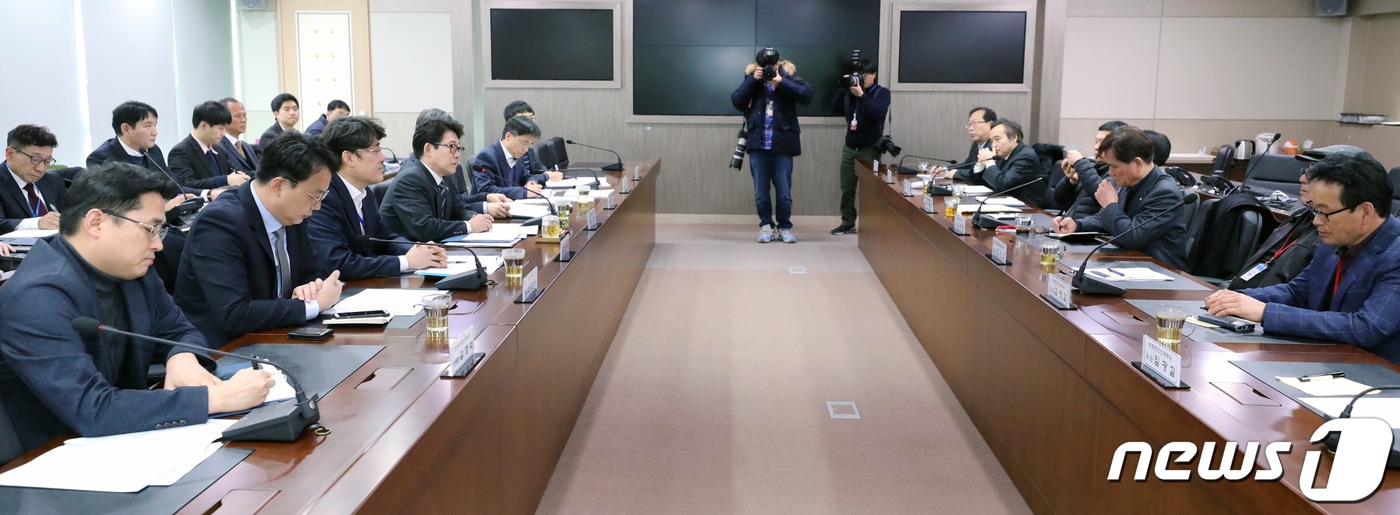 조명래 환경부 장관이 18일 정부세종청사 환경부 회의실에서 경북 봉화군 석포 주민들과 낙동강 물문제와 관련된 간담회를 갖고 있다. 2019.2.18/뉴스1 ⓒ News1 장수영 기자