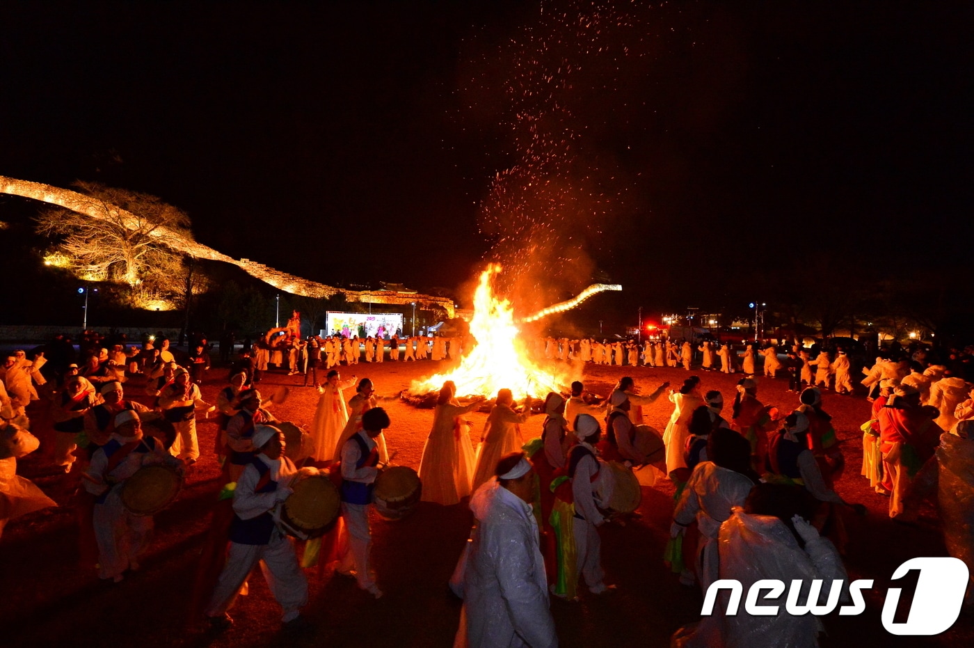 전북 고창군은 18일 오후 고창읍 중앙당산 일대에서 정월대보름을 맞아 한 해의 풍년을 기원하고, 지역의 안녕을 기원하는 ‘제38회 고창오거리 당산제를 개최했다.  달집 태우기.ⓒ 뉴스1
