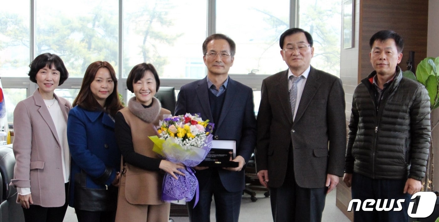 정진택 송원대 교수(오른쪽 세 번째)가 삼성전자서비스로부터 공로패를 받고 기념촬영을 하고 있다.(송원대 제공)2019.2.20/뉴스1 ⓒ News1