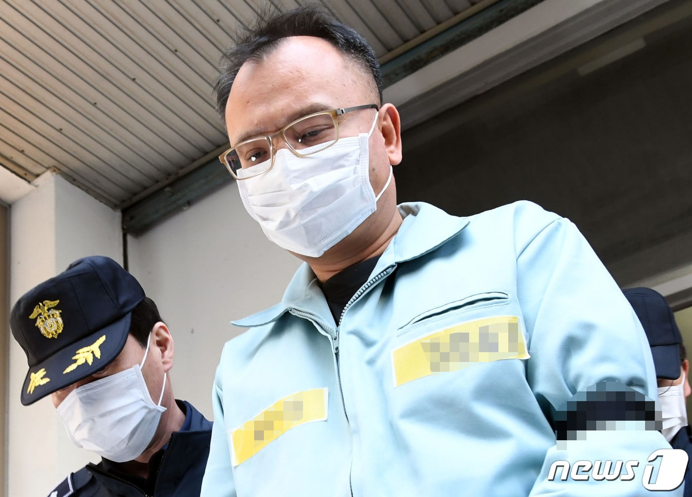 지난 2019년 2월21일 상습폭행과 마약류관리법 등의 혐의를 받는 양진호 한국미래기술 회장이 경기도 성남시 수원지방법원 성남지원에서 열린 2차 공판을 마치고 호송차로 이동하고 있다. 2019.2.21 ⓒ 뉴스1 조태형 기자