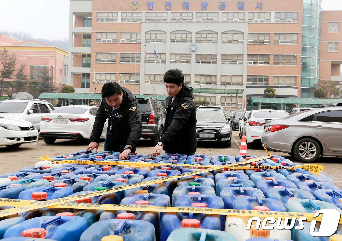 인천해양경찰서 대원들이 압수한 무기산을 확인하고 있다.(인천해경제공)ⓒ 뉴스1