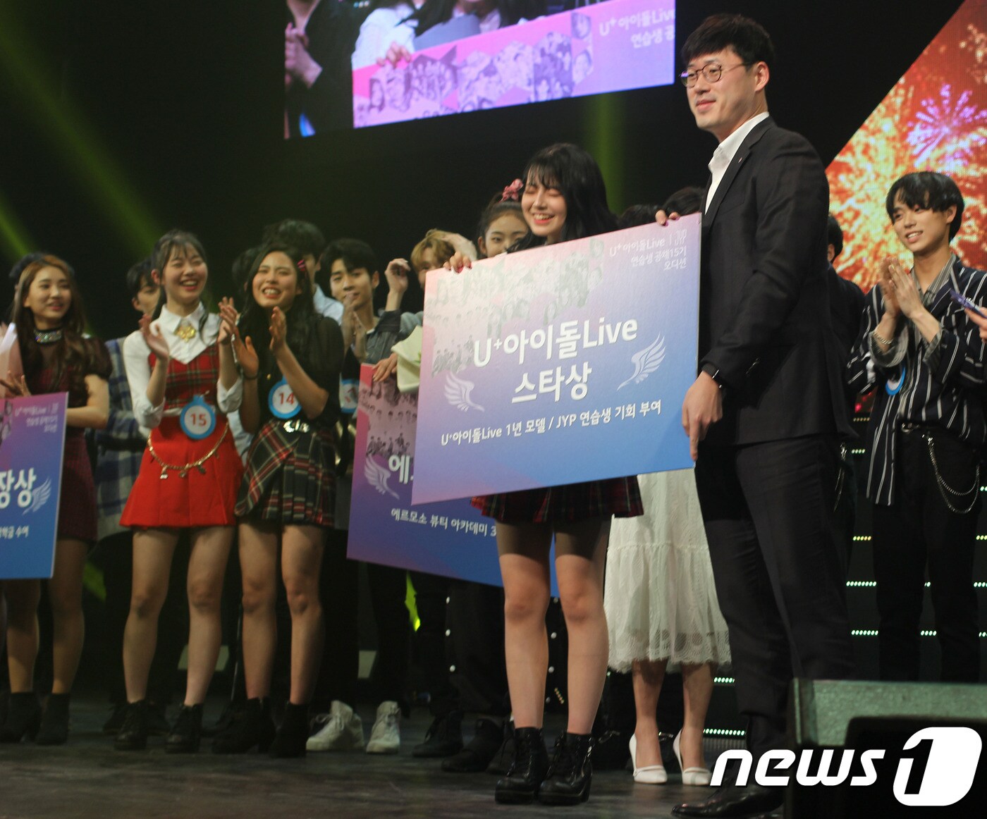 지난 22일 서울 성동구 예스24 라이브홀에서 진행된 JYP엔터테인먼트 연습생 공채 15기 오디션에서 본선 2위, U+아이돌라이브 스타상 등을 거머쥔 김시은씨가 기념촬영을 하고 있다. 2019. 2. 25 ⓒNews1/ 뉴스1