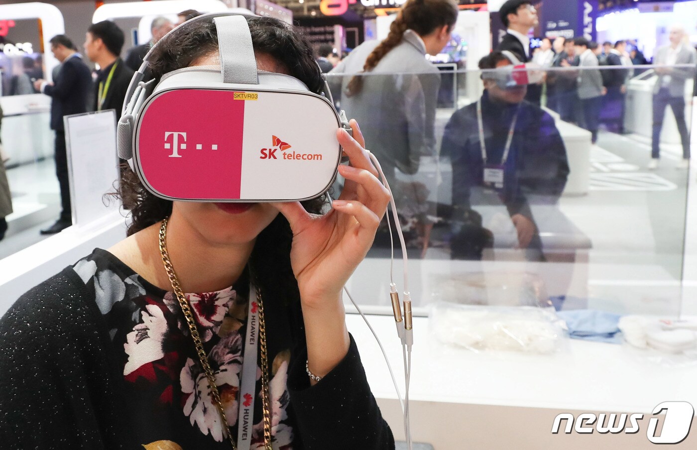 26일(현지시간) 스페인 바르셀로나 피라그란 비아 전시관에서 열린 'MWC19' SK텔레콤 부스에서 관람객들이 소셜 VR을 체험하고 있다. 2019.2.26/뉴스1 ⓒ News1 허경 기자