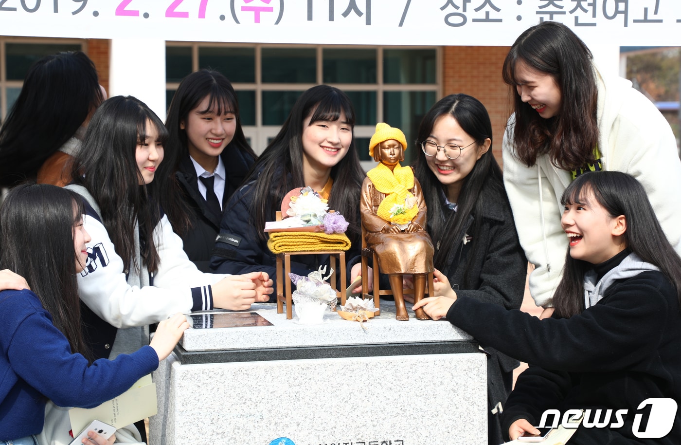 27일 강원 춘천시 춘천여자고등학교에서 '춘천여고 평화의 소녀상 제막식'이 열린 가운데 학생들이 평화의 소녀상을 어루만지고 있다.2019.2.27/뉴스1 ⓒ News1 이찬우 기자