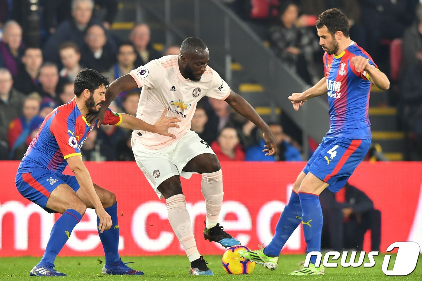 맨체스터 유나이티드 로멜루 루카쿠(가운데)가 28일(한국시간) 열린 크리스탈 팰리스와의 경기에서 수비수 사이로 돌파를 시도하고 있다. ⓒ AFP=뉴스1